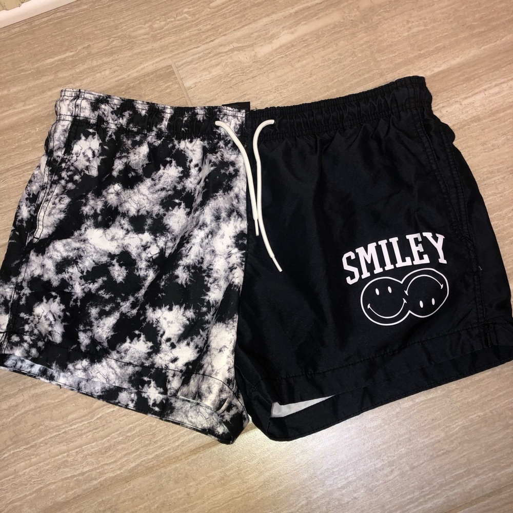 H&M Black and White Smiley Shorts size L (unisex)